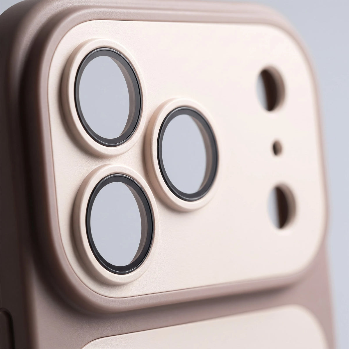 Hülle für iPhone 18 Pro und 18 Pro Max in Altrosa – Nahaufnahme der Kameraplatte mit drei Linsenringen