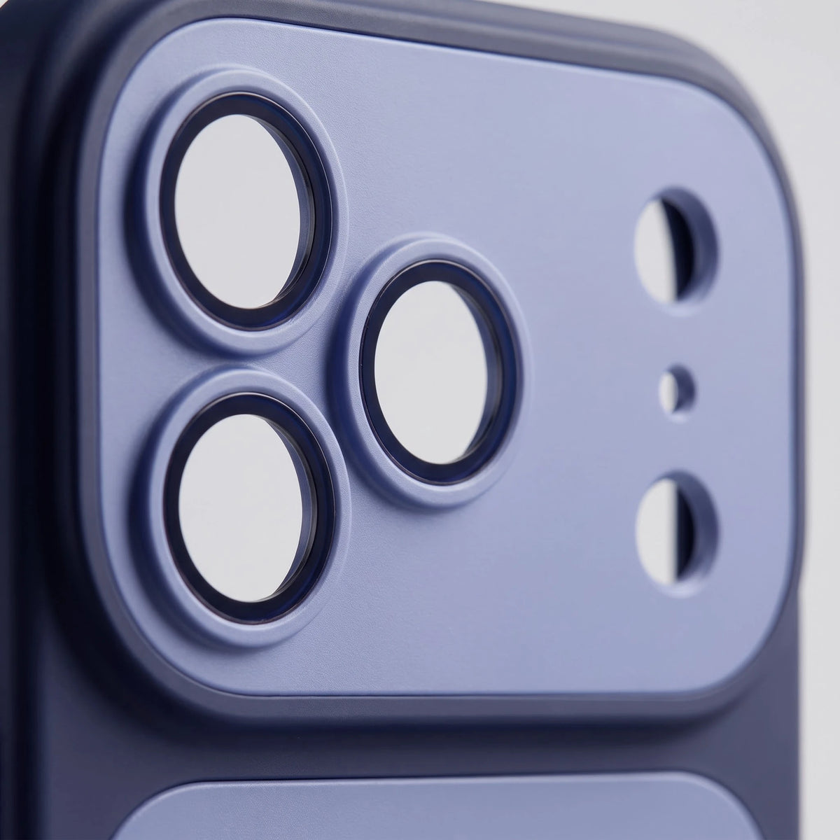 Hülle für iPhone 18 Pro und 18 Pro Max in Blau – Nahaufnahme der Kameraplatte mit drei Linsenringen
