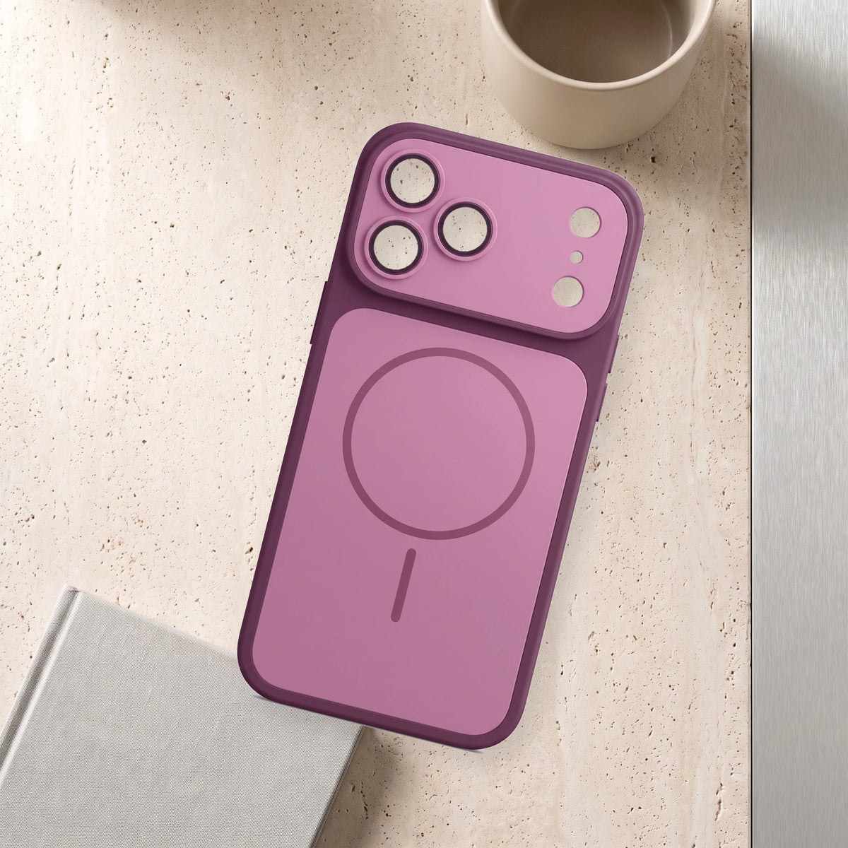 Hülle für iPhone 18 Pro Max in Bordeaux auf einem Schreibtisch aus Naturstein
