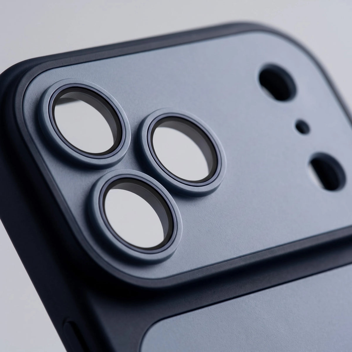 Hülle für iPhone 18 Pro Max in Schwarz – Nahaufnahme der Kameraplatte mit drei Linsenringen