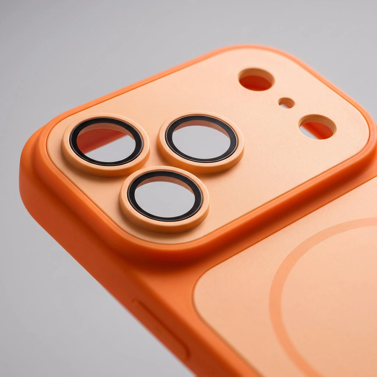 Hülle für iPhone 18 Pro und 18 Pro Max in Orange – Nahaufnahme der Kameraplatte mit drei Linsenringen