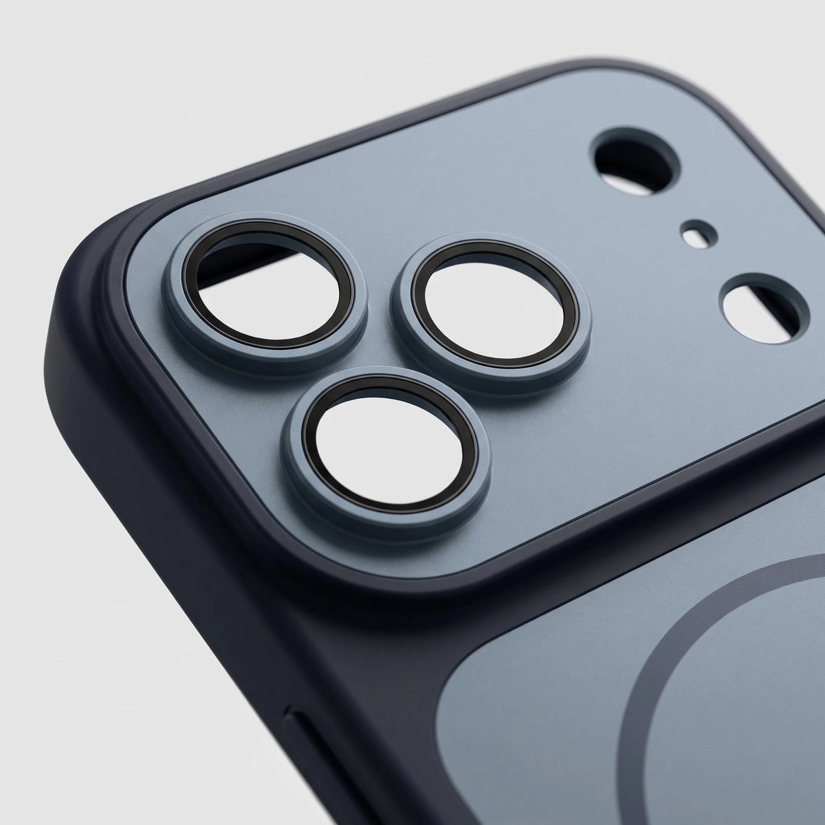 Hülle für iPhone 18 Pro in Schwarz – Nahaufnahme der Kameraplatte mit drei Linsenringen